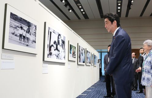 安倍总理在横田夫妇的陪同说明下,参观了在众议院第一议员会馆举办的绑架问题相关摄影展“北朝鲜的国家犯罪・绑架~一个家庭的影集”。