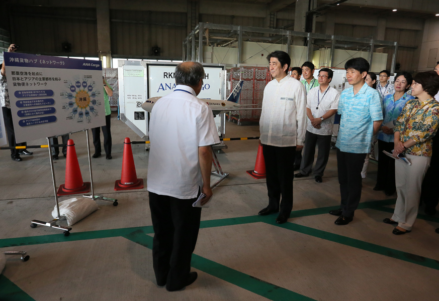 安倍总理视察了那霸机场货运航站楼以及增设跑道预定地。