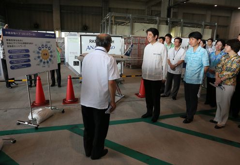 安倍总理视察了那霸机场货运航站楼以及增设跑道预定地。