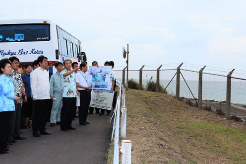 安倍总理视察了那霸机场货运航站楼以及增设跑道预定地。