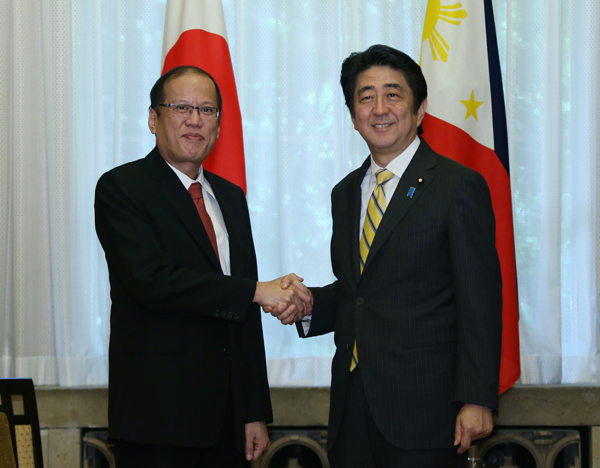 安倍总理在总理大臣官邸与菲律宾共和国总统贝尼尼奥•阿基诺三世举行了会谈及联合记者招待会。