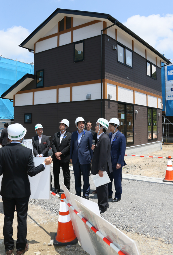 安倍总理为了把握东日本大地震的复兴情况访问了岩手县。