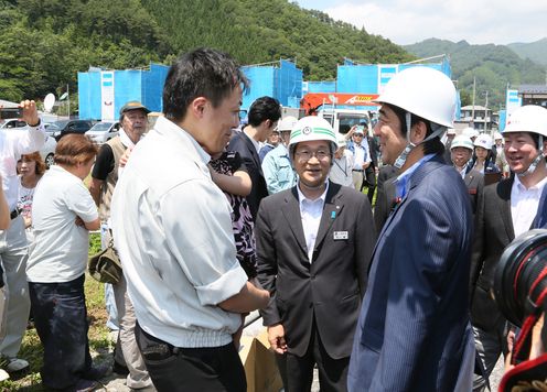 安倍总理为了把握东日本大地震的复兴情况访问了岩手县。