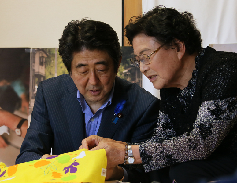 安倍总理为了把握东日本大地震的复兴情况访问了岩手县。
