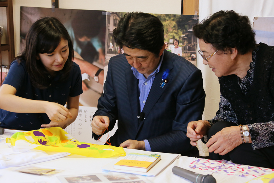 安倍总理为了把握东日本大地震的复兴情况访问了岩手县。