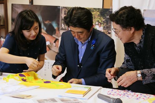 安倍总理为了把握东日本大地震的复兴情况访问了岩手县。