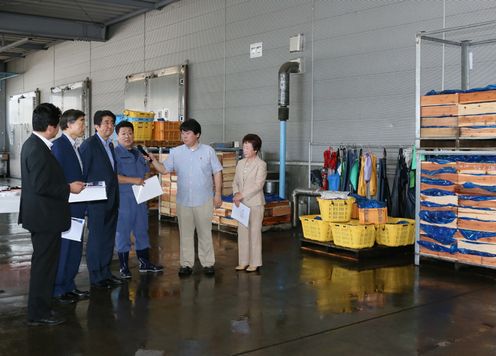 安倍总理为了把握东日本大地震的复兴情况访问了岩手县。