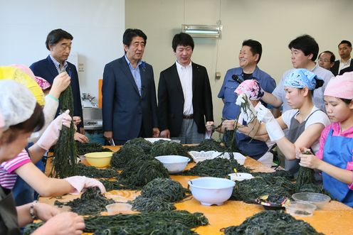 安倍总理为了把握东日本大地震的复兴情况访问了岩手县。