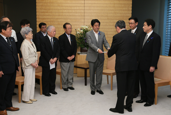 安倍总理在总理大臣官邸，在古屋绑架问题担当大臣、岸田外长的陪同下，接收了绑架议联（为早日营救被北朝鲜绑架的日本人而行动的议员联盟）、家属会、救助会及调查会递交的要求书。