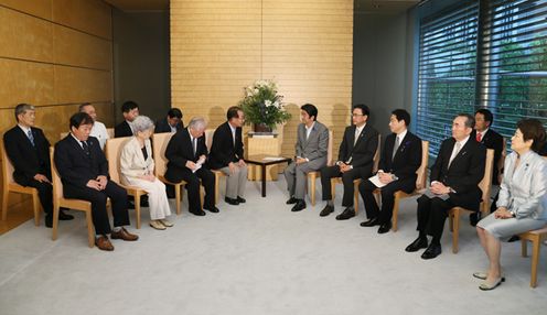 安倍总理在总理大臣官邸,在古屋绑架问题担当大臣、岸田外长的陪同下,接收了绑架议联(为早日营救被北朝鲜绑架的日本人而行动的议员联盟)、家属会、救助会及调查会递交的要求书。