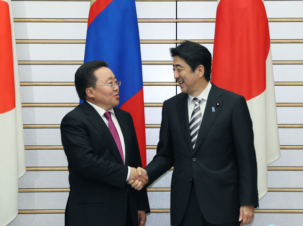 安倍总理在总理大臣官邸与蒙古国总统查希亚•额勒贝格道尔吉举行了会谈等。