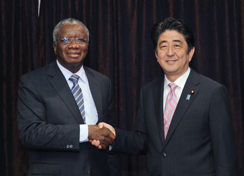 正在访问特立尼达和多巴哥共和国的安倍总理举行了日本・加勒比共同体首脑会谈等。