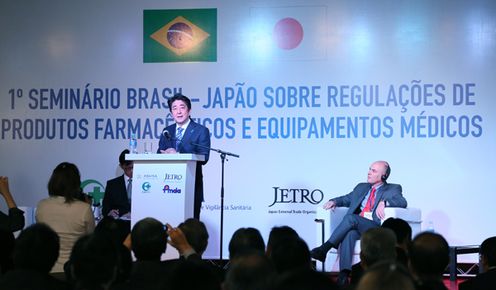 正在访问巴西联邦共和国的安倍总理，在日本・巴西商务论坛（中南美商务研讨会）上发表了演讲等。