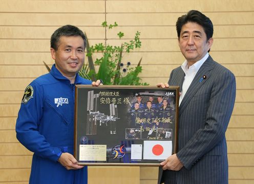 安倍总理在总理大臣官邸接受了宇航员若田光一的拜会。
