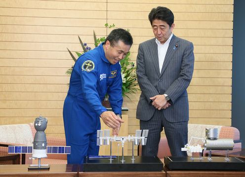 安倍总理在总理大臣官邸接受了宇航员若田光一的拜会。