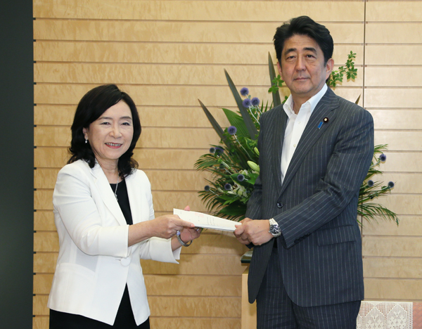 安倍总理在总理大臣官邸接收了人事院总裁一宫奈保美递交的人事院劝告。