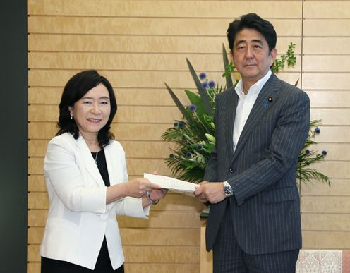 安倍总理在总理大臣官邸接收了人事院总裁一宫奈保美递交的人事院劝告。