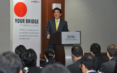 为出席第69届联合国大会，正在访问美利坚合众国纽约的安倍总理上午出席了对日投资研讨会。