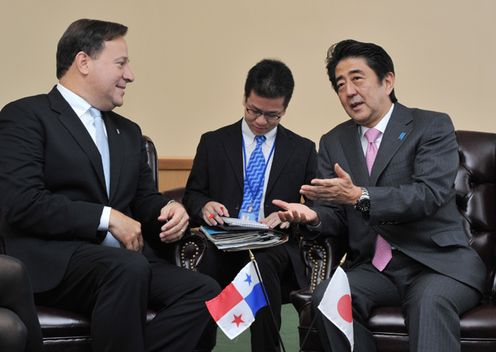 为出席第69届联合国大会，正在访问美利坚合众国纽约的安倍总理，上午在克林顿财团出席了女性相关活动后，与法兰西共和国总统弗朗索瓦・奥朗德举行了会谈。