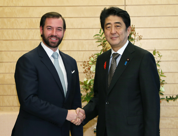 安倍总理在总理大臣官邸接受了卢森堡大公国大公储纪尧姆殿下、大公储妃殿下以及副首相兼经济大臣施耐德的拜会。