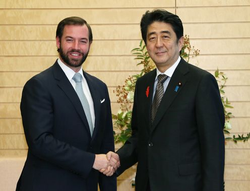 安倍总理在总理大臣官邸接受了卢森堡大公国大公储纪尧姆殿下、大公储妃殿下以及副首相兼经济大臣施耐德的拜会。