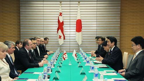 安倍总理在总理大臣官邸与格鲁吉亚总统乔治•马尔格韦拉什维利举行了会谈。