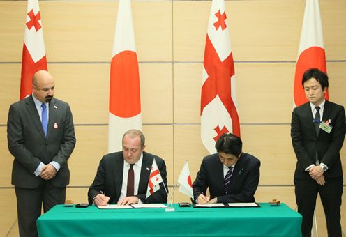 安倍总理在总理大臣官邸与格鲁吉亚总统乔治•马尔格韦拉什维利举行了会谈。