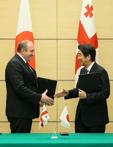 安倍总理在总理大臣官邸与格鲁吉亚总统乔治•马尔格韦拉什维利举行了会谈。