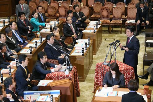 安倍总理出席了众议院预算委员会。