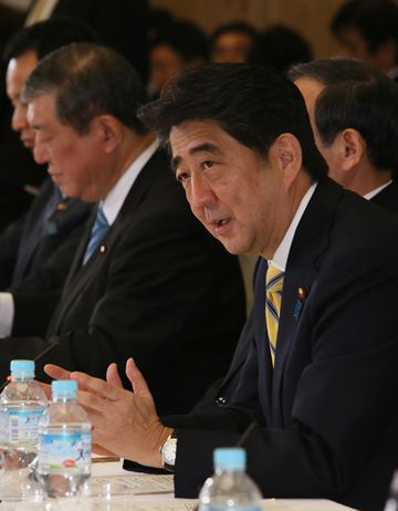 安倍总理在总理大臣官邸召开了第3次“城镇・居民・工作创生会议”。