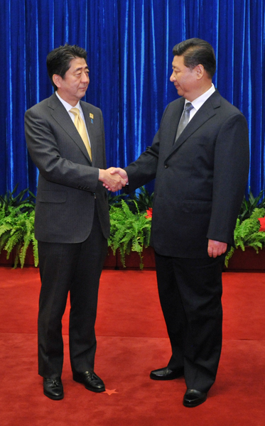 2014年11月10日（当地时间），为出席亚太经合组织（APEC）领导人会议，正在访问北京的安倍总理与印度尼西亚共和国总统佐科•维多多举行了会谈，还与秘鲁共和国总统奥良塔•乌马拉•索塔举行了会谈。
下午，与中华人民共和国国家主席习近平举行了会谈。
安倍总理在会谈结束后表示，“我认为这是日中两国回到战略互惠关系的原点、改善关系的第一步。这次，我们灵活运用亚太经合组织这一平台，首先开始对话，开始首脑之间的对话。为此，两国都默默地付出了不懈的努力，此前，实现了正式的外长会谈。这次，实现了与习近平主席的首脑会谈。我想，不仅是亚洲国家，许多国家也都期待日中两国首脑进行对话。为回应这一期待，我们迈出了改善关系的第一步。
此外，关于海上联络机制，我们提出了实施的意见，我想今后将进入具体的事务工作阶段。”