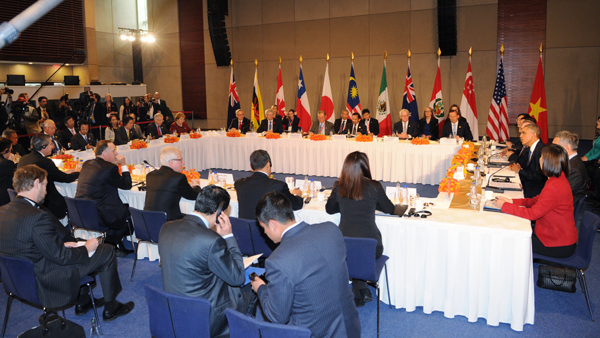 2014年11月10日（当地时间），为出席亚太经合组织（APEC）领导人会议，正在访问北京的安倍总理与印度尼西亚共和国总统佐科•维多多举行了会谈，还与秘鲁共和国总统奥良塔•乌马拉•索塔举行了会谈。
下午，与中华人民共和国国家主席习近平举行了会谈。
安倍总理在会谈结束后表示，“我认为这是日中两国回到战略互惠关系的原点、改善关系的第一步。这次，我们灵活运用亚太经合组织这一平台，首先开始对话，开始首脑之间的对话。为此，两国都默默地付出了不懈的努力，此前，实现了正式的外长会谈。这次，实现了与习近平主席的首脑会谈。我想，不仅是亚洲国家，许多国家也都期待日中两国首脑进行对话。为回应这一期待，我们迈出了改善关系的第一步。
此外，关于海上联络机制，我们提出了实施的意见，我想今后将进入具体的事务工作阶段。”