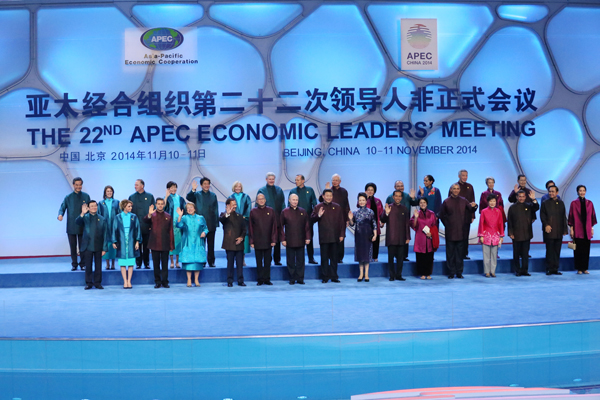 2014年11月10日（当地时间），为出席亚太经合组织（APEC）领导人会议，正在访问北京的安倍总理与印度尼西亚共和国总统佐科•维多多举行了会谈，还与秘鲁共和国总统奥良塔•乌马拉•索塔举行了会谈。
下午，与中华人民共和国国家主席习近平举行了会谈。
安倍总理在会谈结束后表示，“我认为这是日中两国回到战略互惠关系的原点、改善关系的第一步。这次，我们灵活运用亚太经合组织这一平台，首先开始对话，开始首脑之间的对话。为此，两国都默默地付出了不懈的努力，此前，实现了正式的外长会谈。这次，实现了与习近平主席的首脑会谈。我想，不仅是亚洲国家，许多国家也都期待日中两国首脑进行对话。为回应这一期待，我们迈出了改善关系的第一步。
此外，关于海上联络机制，我们提出了实施的意见，我想今后将进入具体的事务工作阶段。”