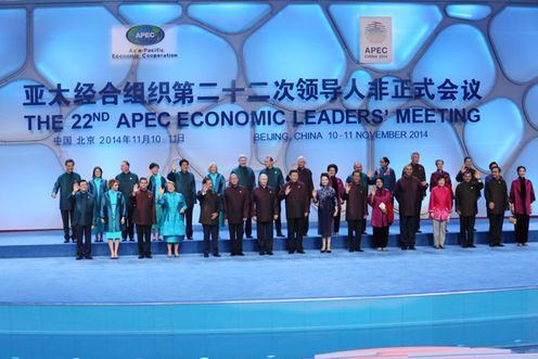 2014年11月10日（当地时间），为出席亚太经合组织（APEC）领导人会议，正在访问北京的安倍总理与印度尼西亚共和国总统佐科•维多多举行了会谈，还与秘鲁共和国总统奥良塔•乌马拉•索塔举行了会谈。
下午，与中华人民共和国国家主席习近平举行了会谈。
安倍总理在会谈结束后表示，“我认为这是日中两国回到战略互惠关系的原点、改善关系的第一步。这次，我们灵活运用亚太经合组织这一平台，首先开始对话，开始首脑之间的对话。为此，两国都默默地付出了不懈的努力，此前，实现了正式的外长会谈。这次，实现了与习近平主席的首脑会谈。我想，不仅是亚洲国家，许多国家也都期待日中两国首脑进行对话。为回应这一期待，我们迈出了改善关系的第一步。
此外，关于海上联络机制，我们提出了实施的意见，我想今后将进入具体的事务工作阶段。”