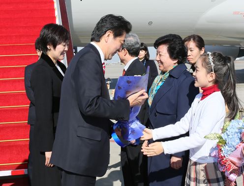     2014年11月9日（当地时间），为出席亚太经合组织（APEC）领导人会议，正在访问北京的安倍总理，与加拿大总理史蒂芬•哈珀举行了会谈。
    此外，还与俄罗斯联邦总统弗拉基米尔•弗拉基米罗维奇•普京举行了会谈。    此外，还与俄罗斯联邦总统弗拉基米尔•弗拉基米罗维奇•普京举行了会谈。