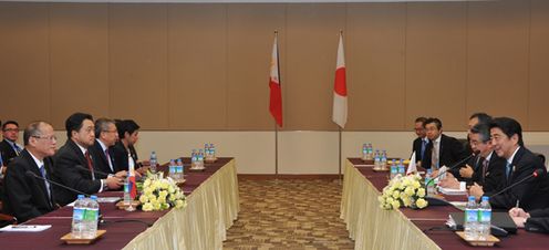 安倍总理出席了在缅甸联邦共和国内比都召开的日本・ASEAN（东南亚国家联盟）首脑会议以及日本・湄公河流域首脑会议。