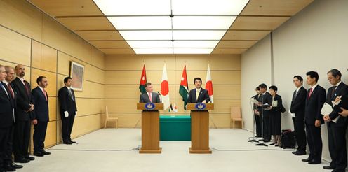 安倍总理在总理大臣官邸与约旦国王阿卜杜拉二世举行了会谈。