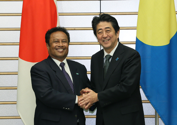 安倍总理在总理大臣官邸与帕劳共和国总统雷蒙杰索举行了会谈等。