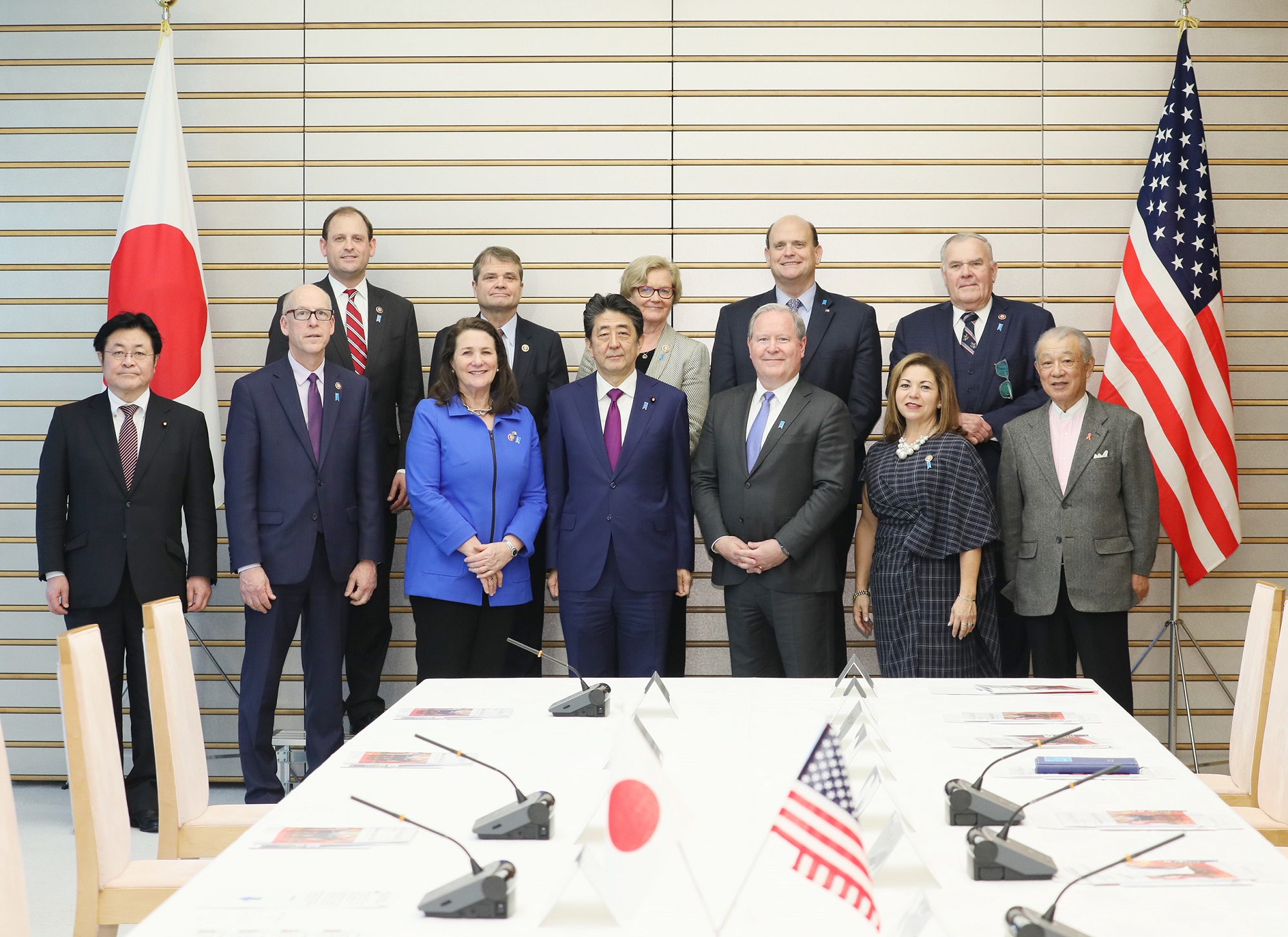 会见美国议会日本研究小组访日议员团一行