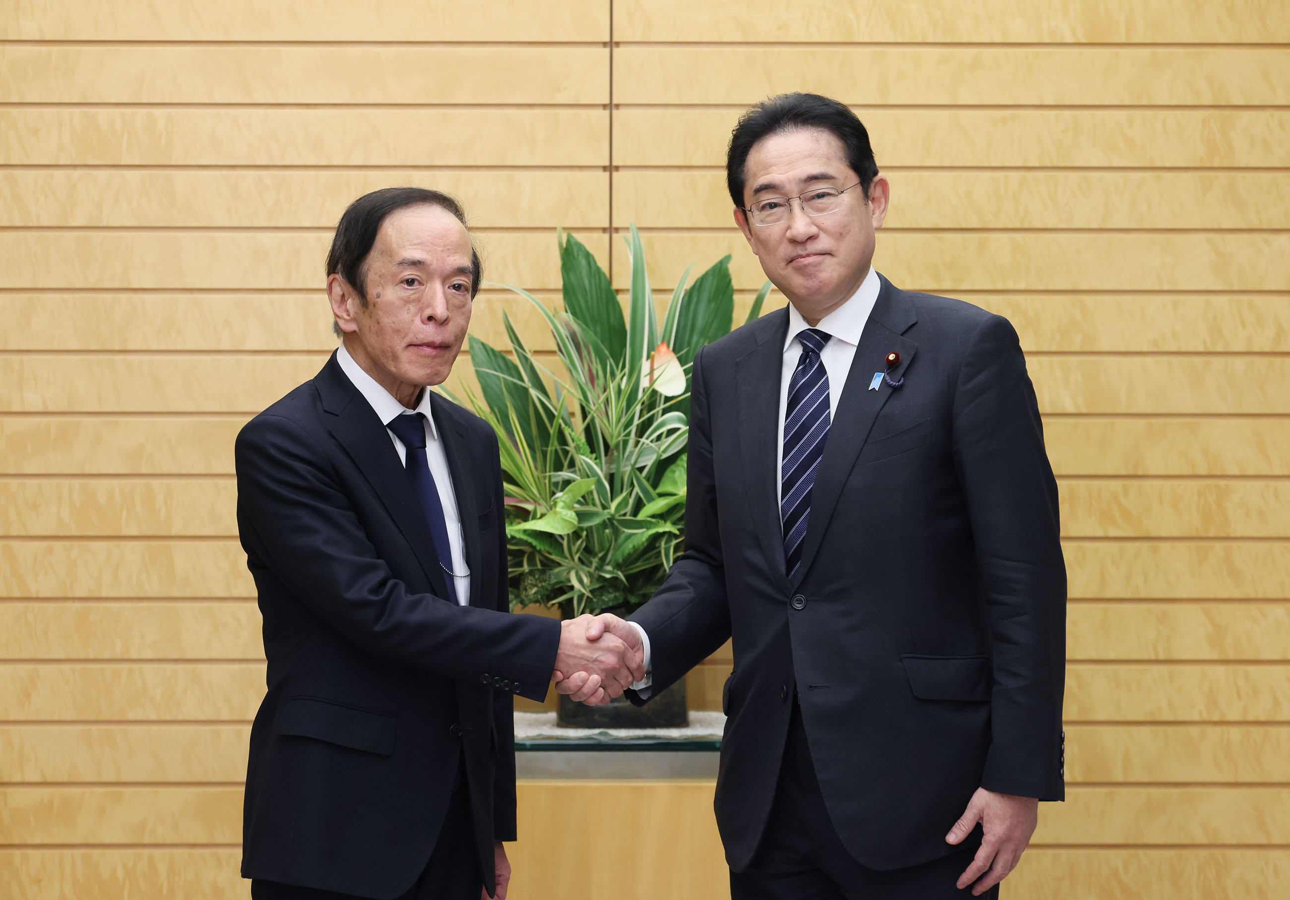 与日本银行总裁举行会谈