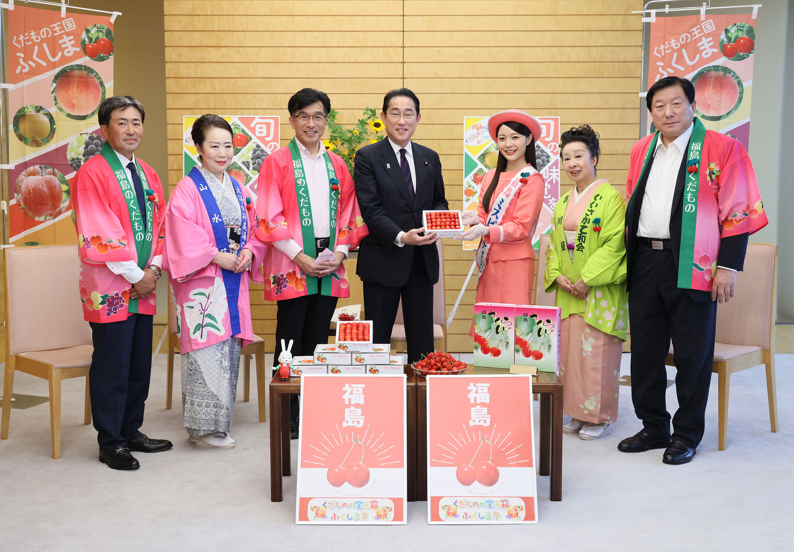 接受福岛市市长赠送的樱桃