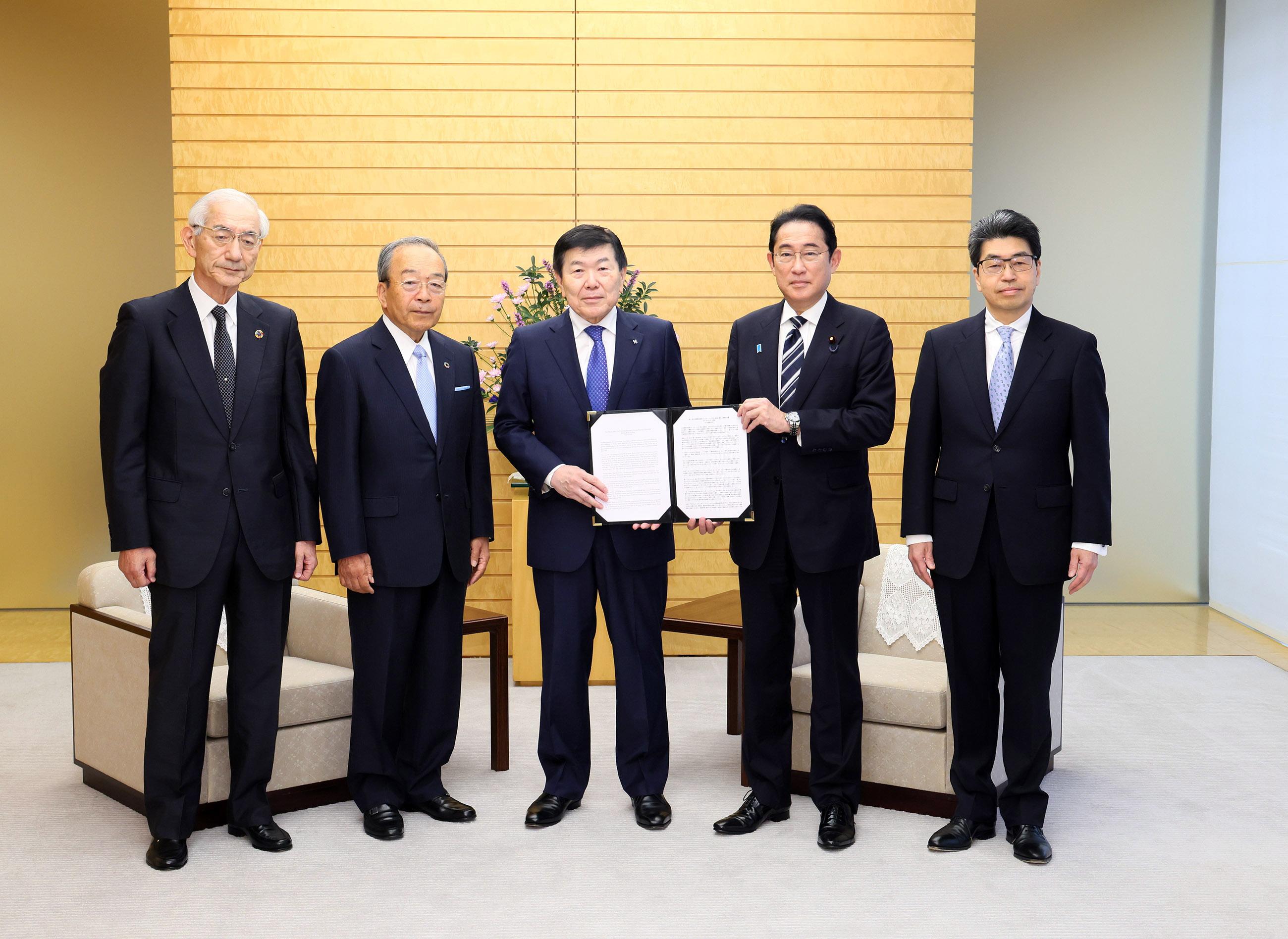 会见日本・巴西战略经济伙伴关系贤人会议主席饭岛等并接受建议书