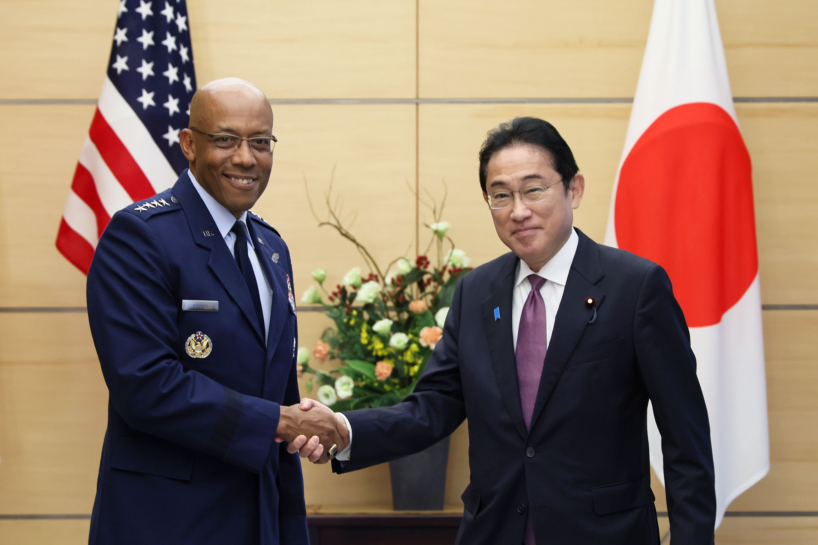 接受美国参谋长联席会议主席布朗的拜会