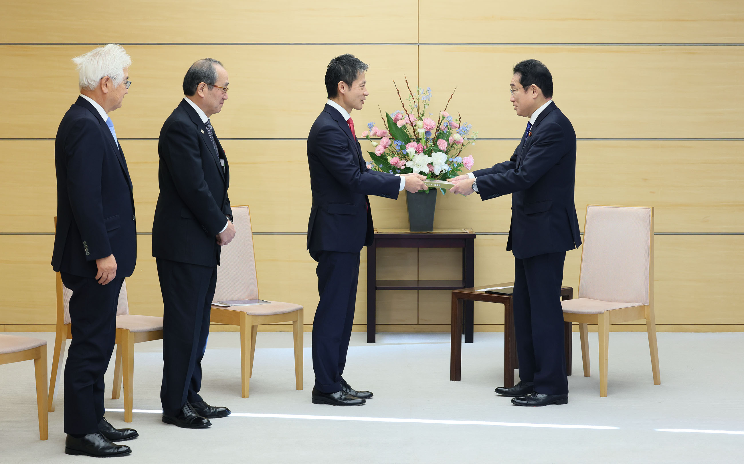 接受代表团表敬的岸田首相 (2)