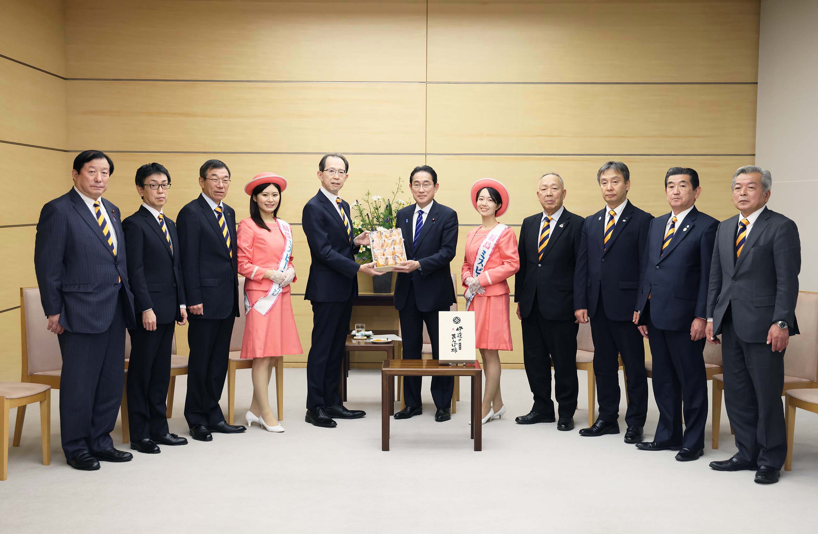 接见福岛县知事等并接受其赠送的天干柿