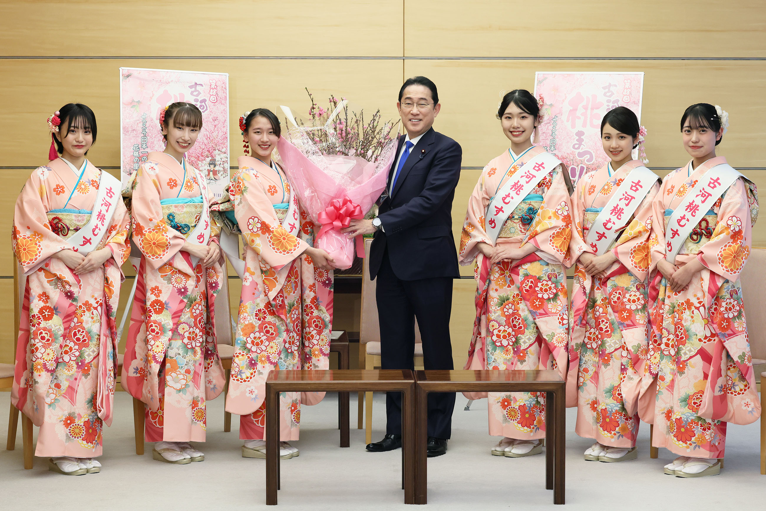 会见古河桃姑娘等
