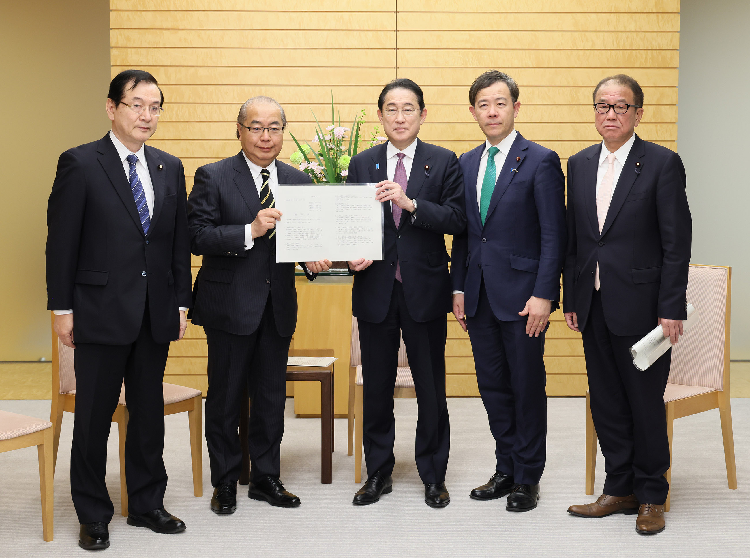 接受富山县知事新田八朗等递交的请愿书