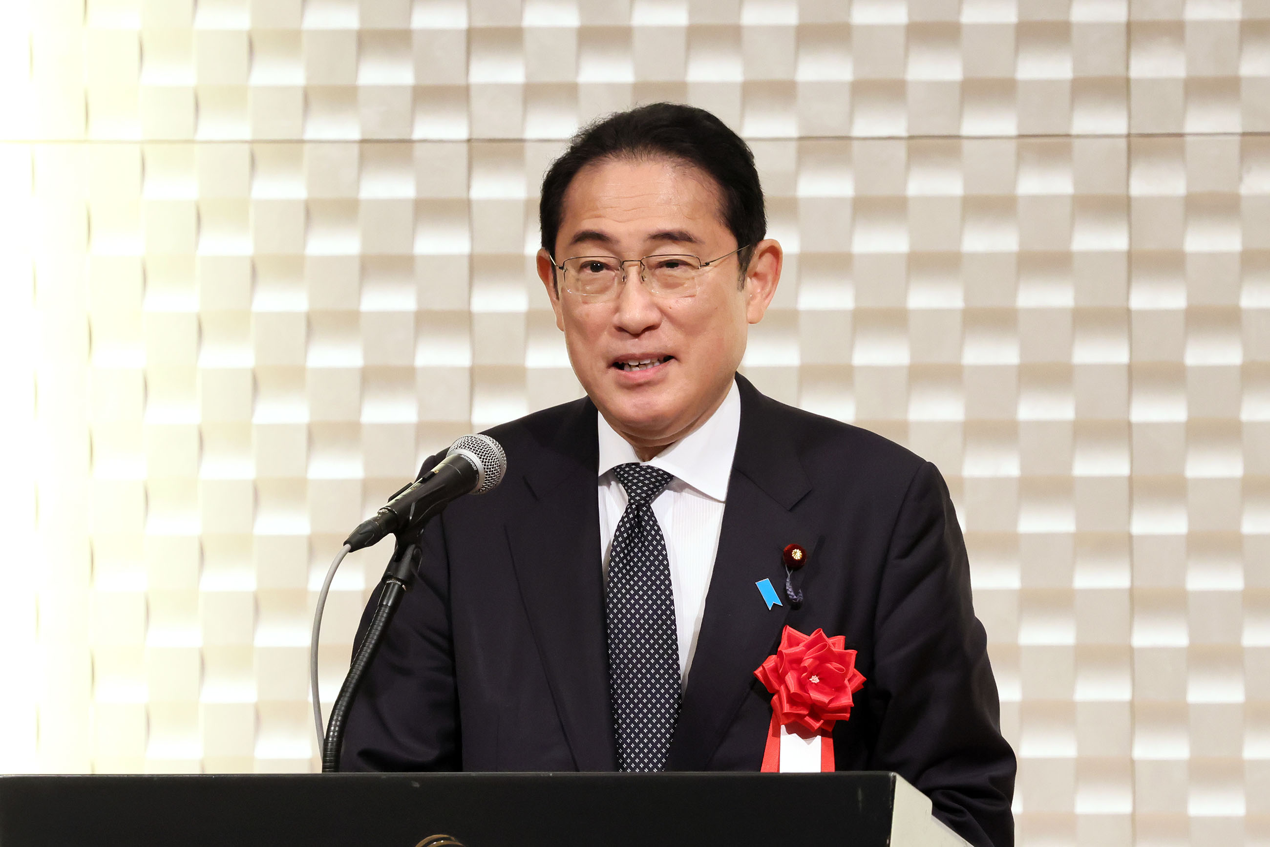 出席传统工艺品产业的振兴法制定50周年纪念仪式