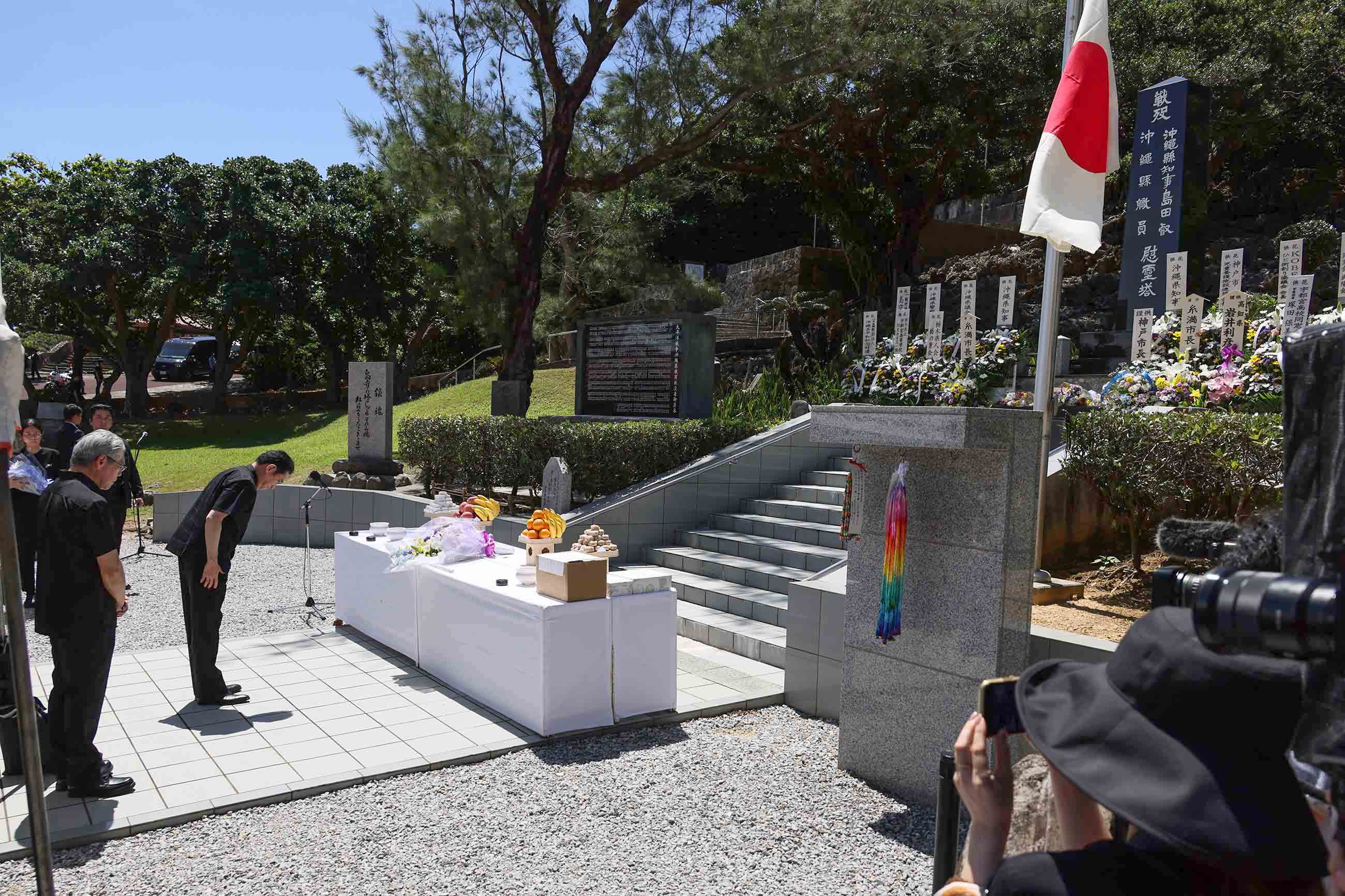 岸田首相在岛守之塔献花