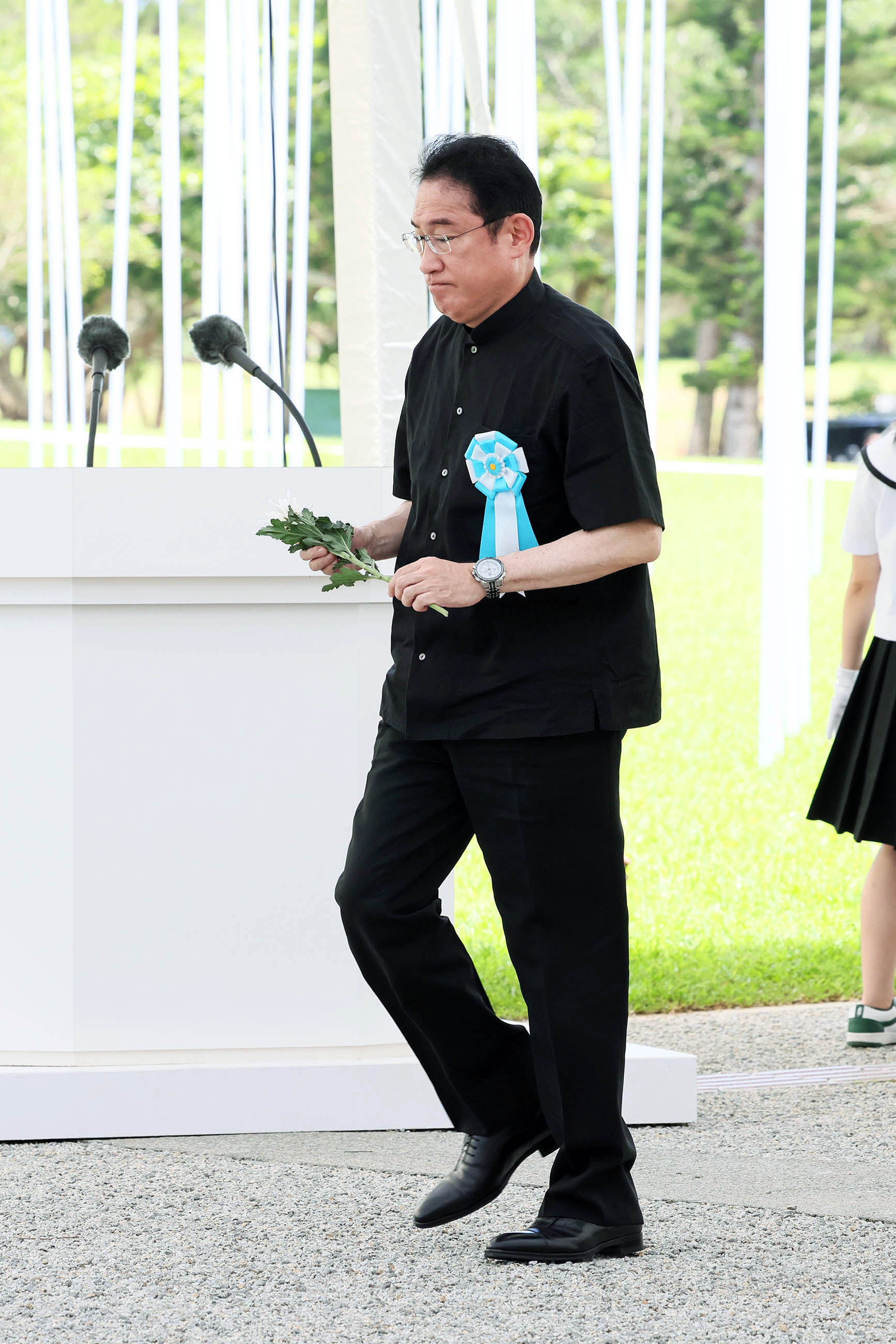 岸田首相在冲绳全体战殁者追悼仪式献花1
